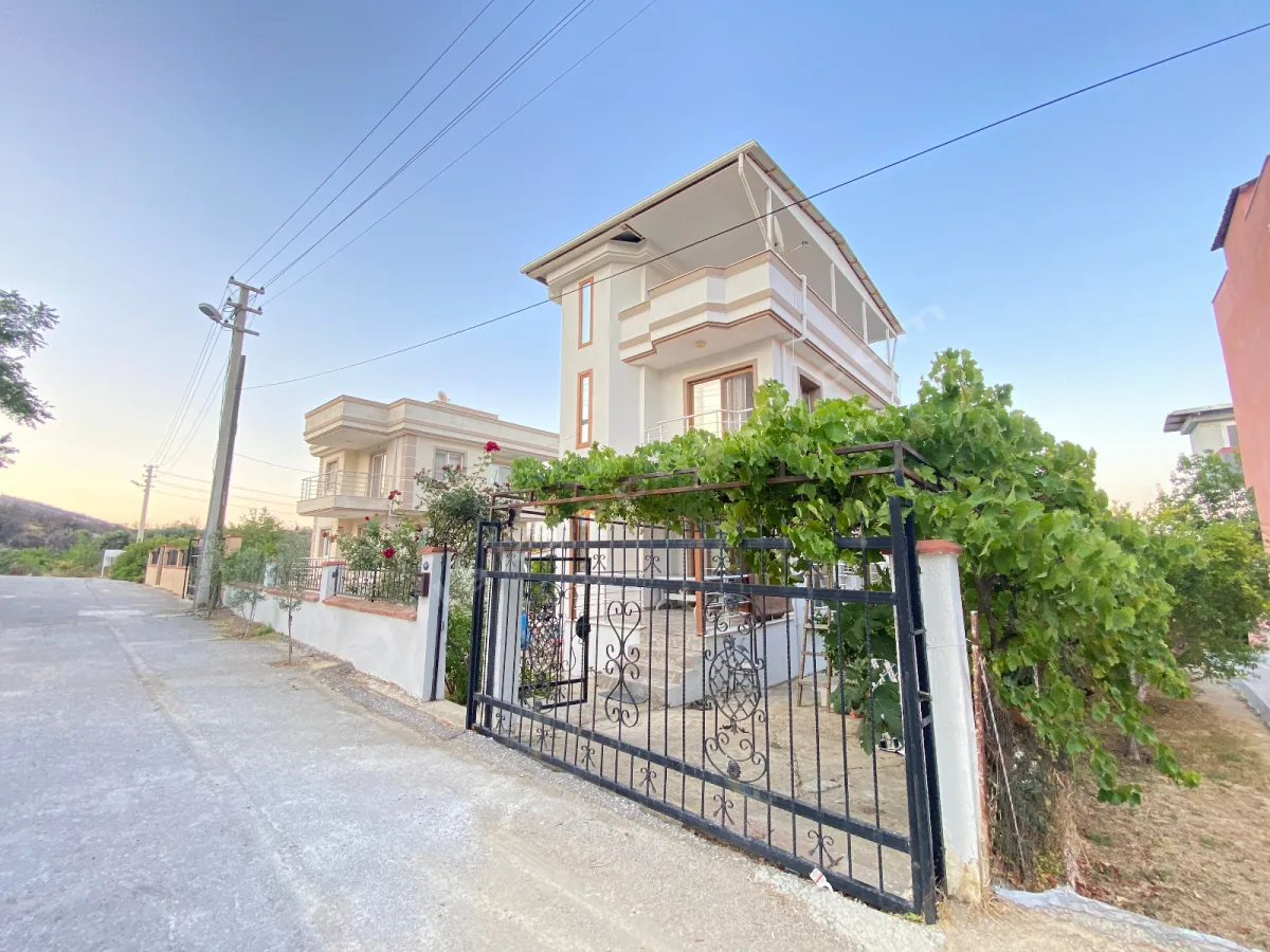 Seferihisar Atatürk Mah.’de full deniz manzaralı tam müstakil satılık 4+1 Villa