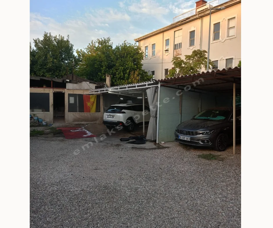İzmir Güzelyalı'da İmar Potansiyelli Yatırımlık İçinde Ev Olan Satılık Otopark