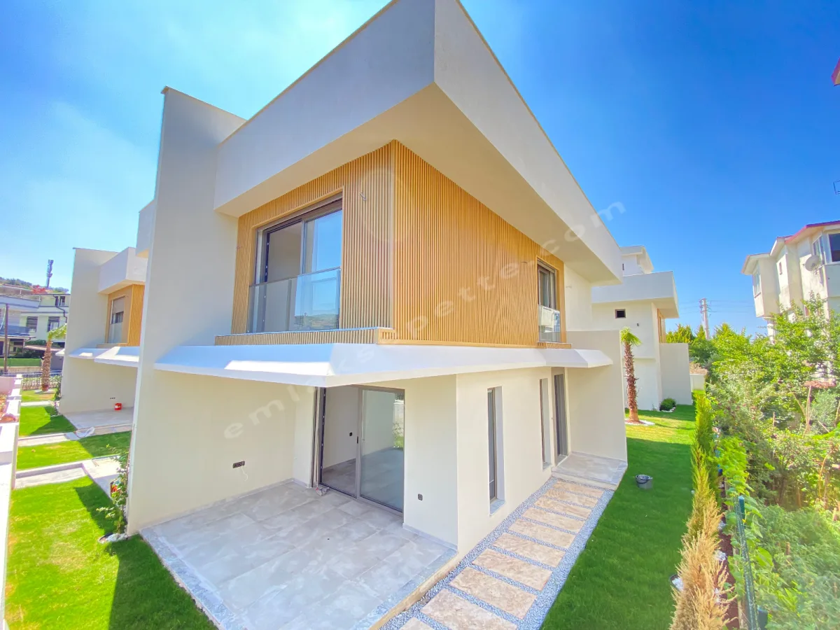 Seferihisar Mersin Alanı Denize 350 m, Havuzlu Ve Yerden Isıtmalı Lüks Köşe Villa