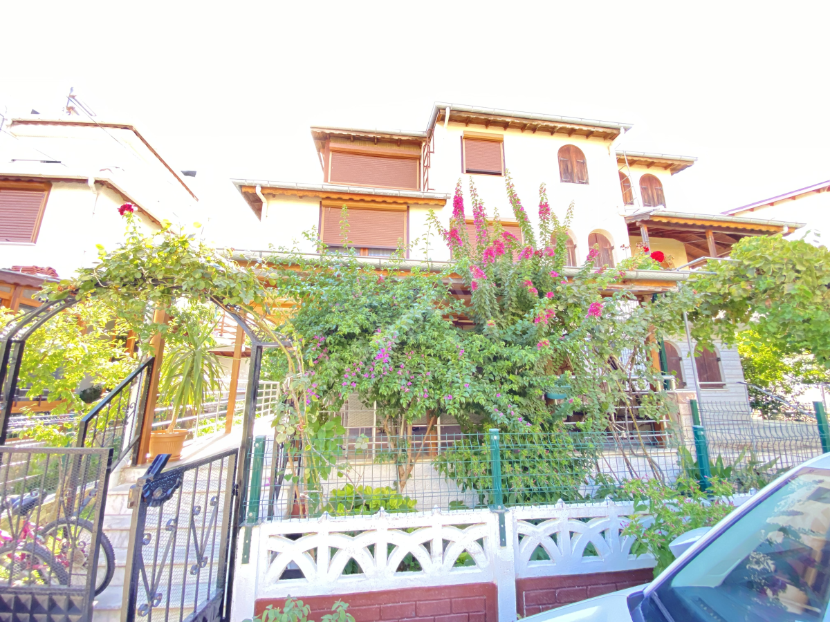 Doğanbey'de Site İçerisinde Geniş Bahçeli Müstakil.satılık 4+1 Villa