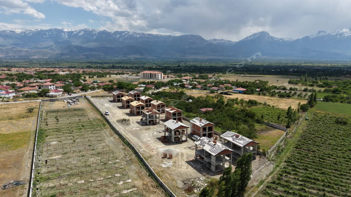 ERZİNCAN ÜZÜMLÜ BAYIRBAĞ’DA DOĞAYLA İÇ İÇE VİLLA PROJESİ